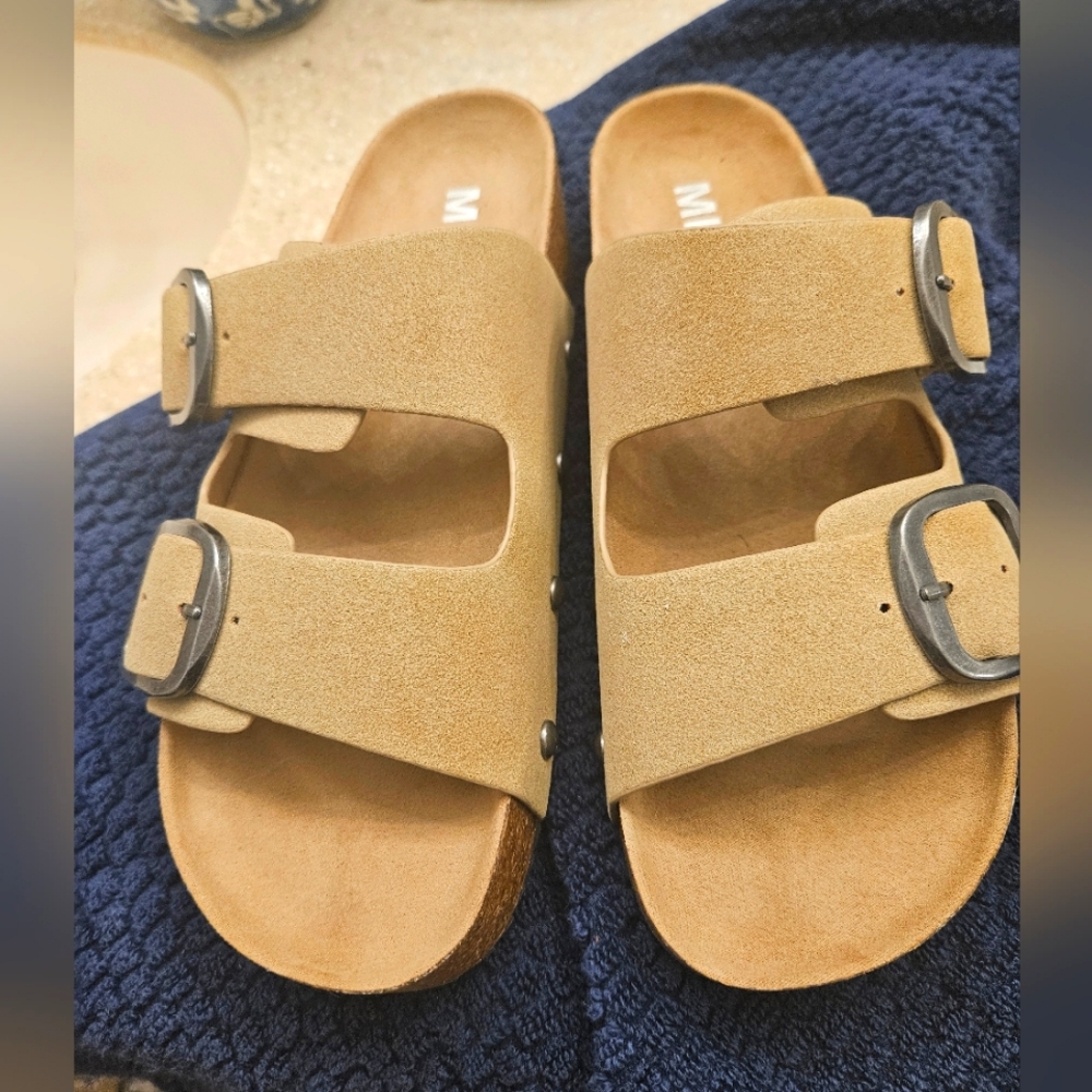 Women's Sandals size 8 Mia, Tan